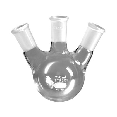 1322. MATRAZ DESTILACION DE VIDRIO 3 BOCAS ANGULADO 1LT JUNTA CENTRAL 34/45 LATERALES 24/40 - PYREX