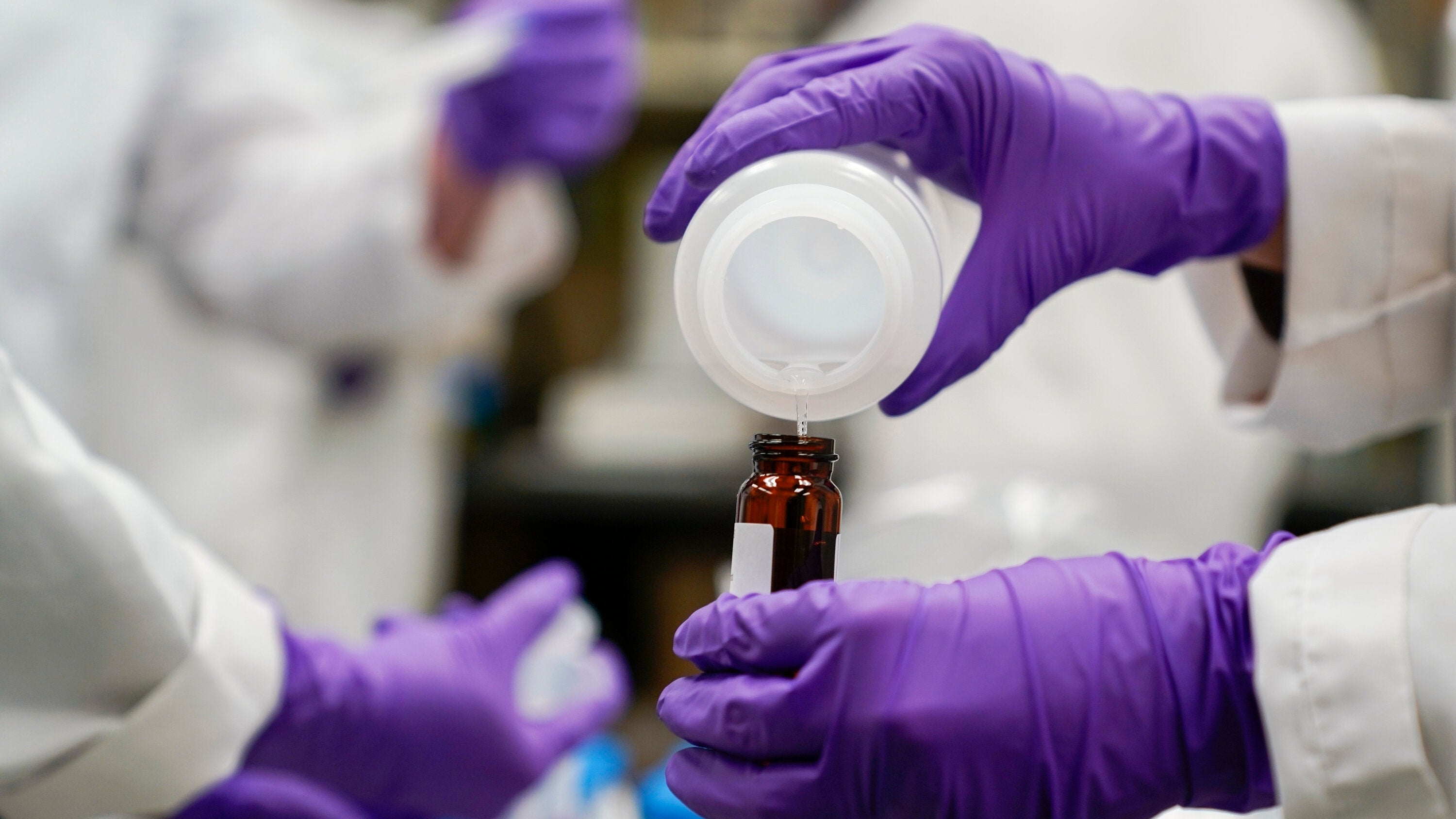 Europa intensifica la lucha contra los “químicos eternos”: cómo los PFAS afectan agua, alimentos y laboratorios