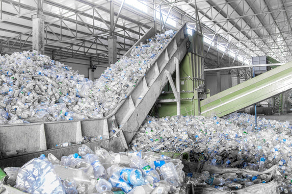 Un respiro para el reciclaje de plásticos: la química sin solventes revoluciona el PET