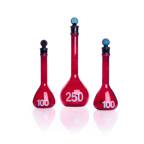 24189. MATRAZ VOLUMETRICO DE VIDRIO AMBAR 50ML CLASE A, RAY-SORB, BOCA ANCHA C/TAPON DE VIDRIO PENNYHEAD KIMAX
