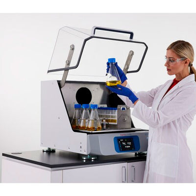 56150. AGITADOR ORBITAL SOLARIS 4000 I, 15-525RPM C/KIT BASICO DE ABRAZADERA Y PLATAFORMA 18X18PULG, 120-240V 50/60HZ THERMO SCIENTIFIC