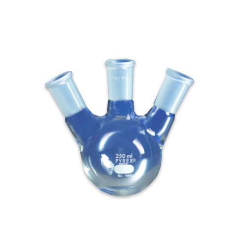 15196. MATRAZ DESTILACION DE VIDRIO 500ML, 3 BOCAS ANGULADO JUNTA CENTRAL 34/45 LATERALES 24/40 - PYREX
