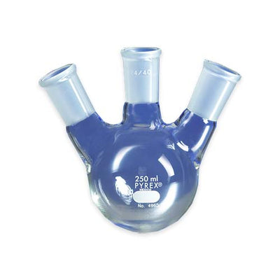 12740.MATRAZ DESTILACION DE VIDRIO 250ML, 3 BOCAS ANGULADO JUNTA CENTRAL 24/40 LATERALES 24/40 - PYREX