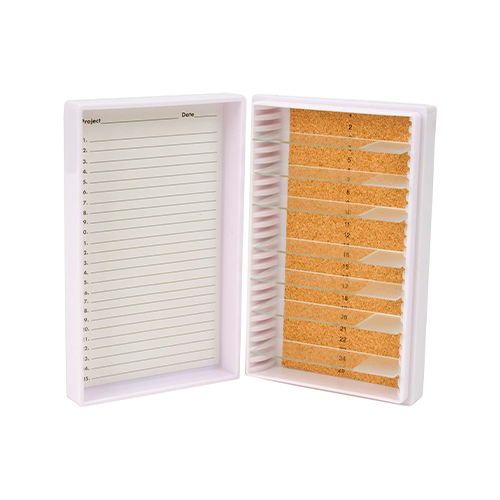 13312. CAJA P/25 LAMINILLAS DE PLASTICO ABS BLANCO C/INTERIOR DE CORCHO, TARJETA DE IDENTIFICACION NUMERADA C/BROCHE - HEATHROW
